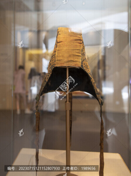 藍(lán)地團(tuán)窠花卉紋錦帽