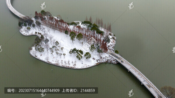航拍安徽合肥翡翠湖琴島雪景