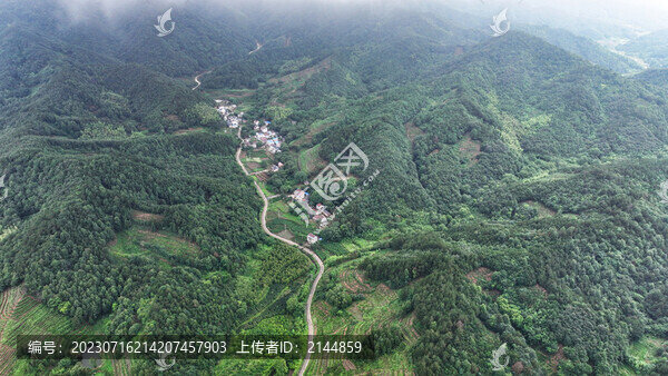 航拍山地中的村落