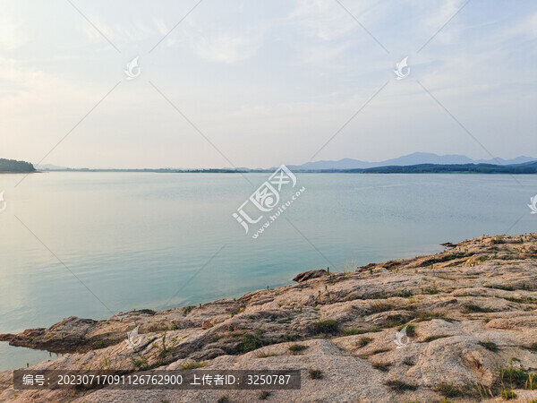 天空和湖泊