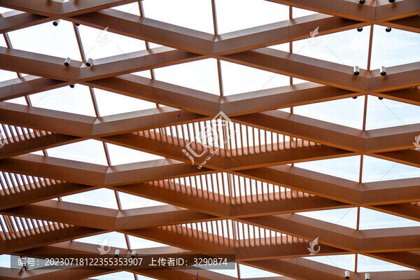 抬頭看見菱形的結構裝飾建造