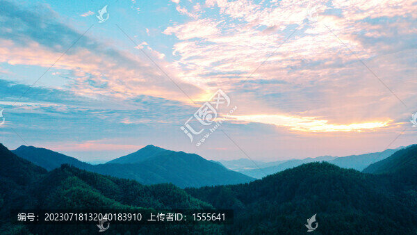 天空彩霞群山風(fēng)景