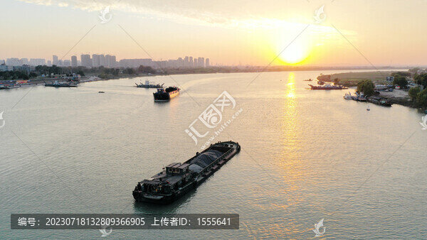 航拍淮河貨船