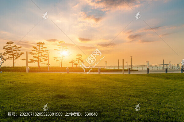 夏日黃昏下的海岸線公園