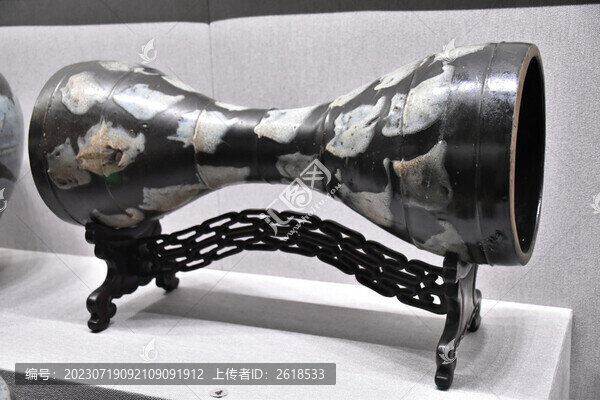 黑釉藍(lán)斑腰鼓
