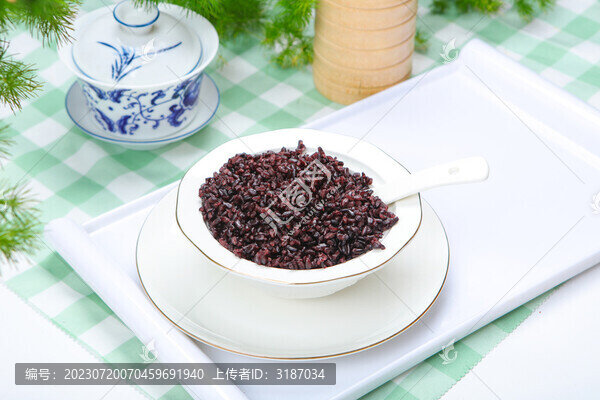 營(yíng)養(yǎng)健康的黑米飯