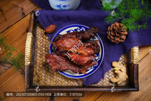 色澤鮮艷的燒肉