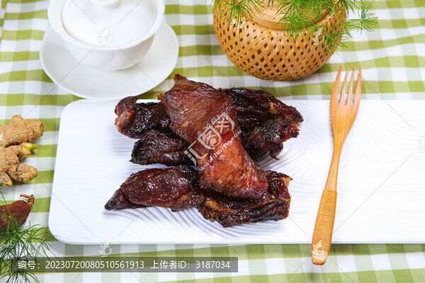 色澤鮮艷的燒肉