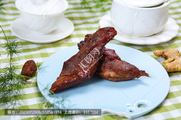 色澤鮮艷的燒肉