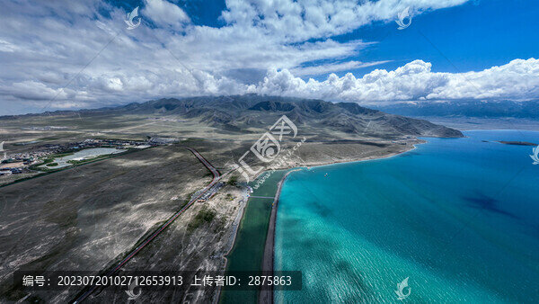 賽里木湖公路與湖面
