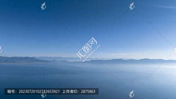 賽里木湖晨霧風光