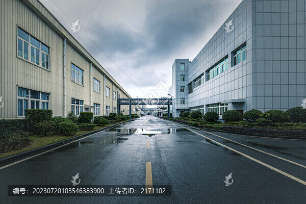 陰雨天的工廠道路