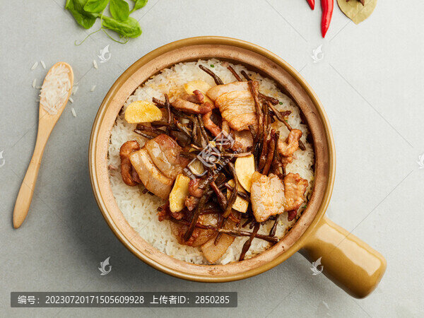 五花肉煲仔飯