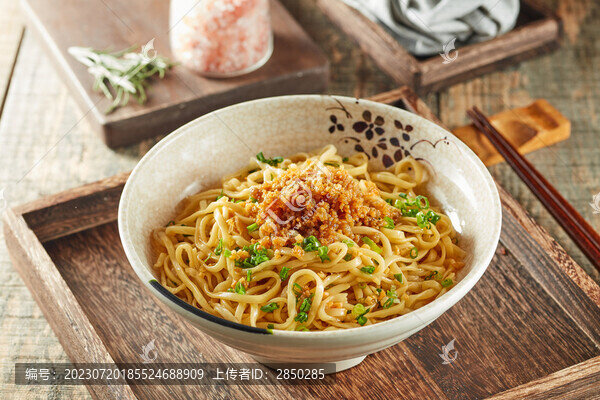 炸蒜頭拌面