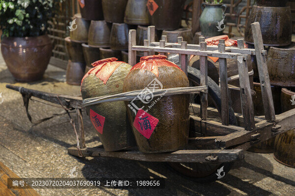酒壇子