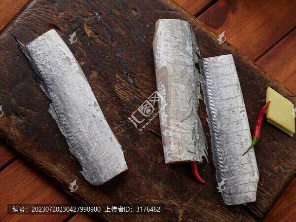 案板上的帶魚食材