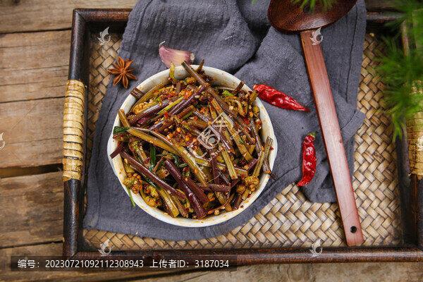 清香滑潤的涼拌蕨菜
