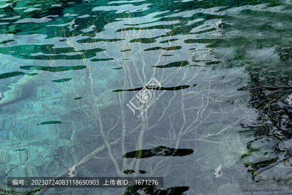 清澈見(jiàn)底