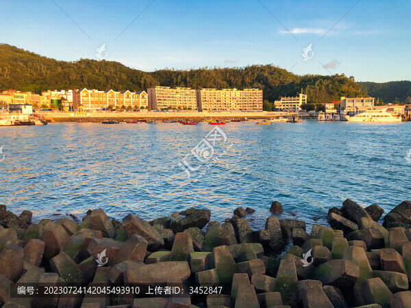夕陽下的深圳南澳月亮灣公園