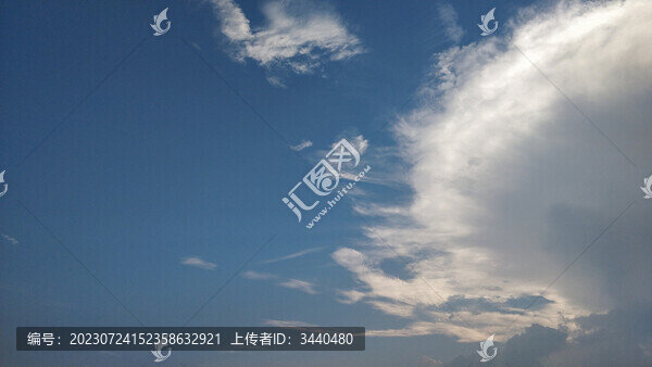 藍(lán)天白云藍(lán)色背景