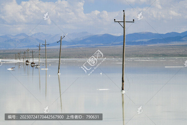 茶卡鹽湖湖里的老式電線桿