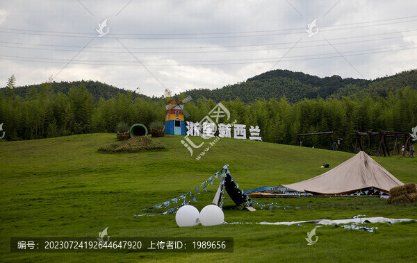 草地森林營(yíng)地