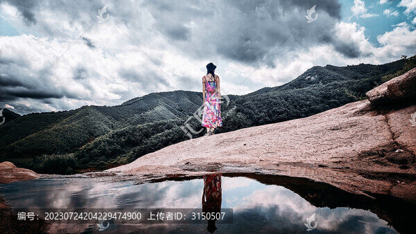 水中女人倒影
