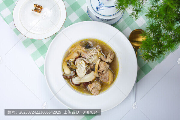滋補(bǔ)的松茸燉雞