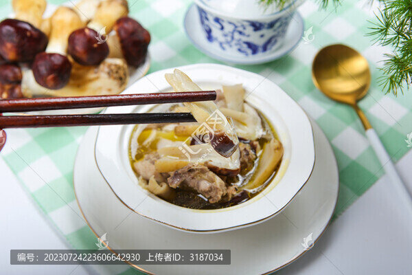 滋補的松茸燉雞