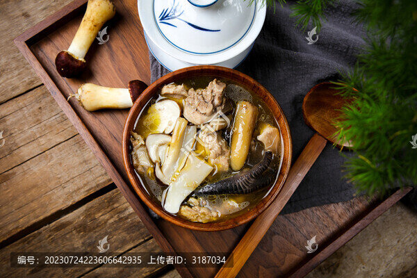 滋補(bǔ)的松茸燉雞