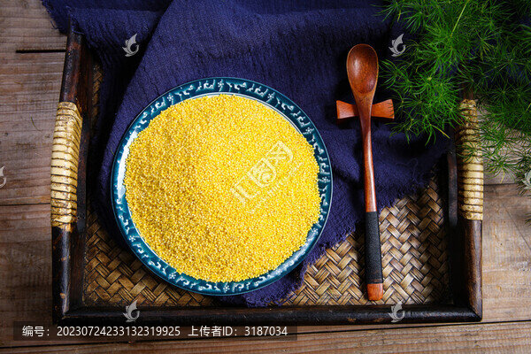 金燦燦的小米