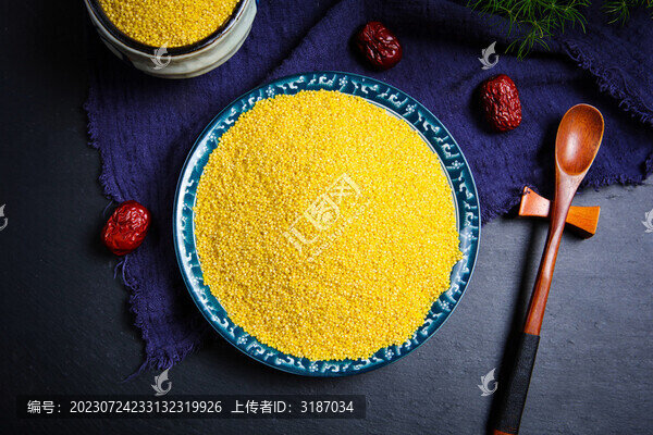 金燦燦的小米