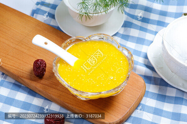 金黃的小米粥