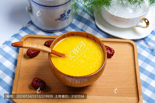 金黃的小米粥