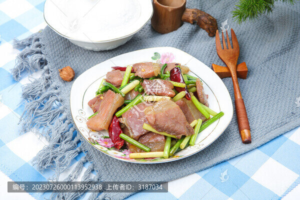 美味的火腿炒蒜苔