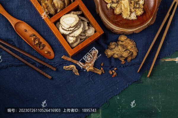 木盒里的中草藥