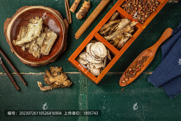 木盒里的中草藥