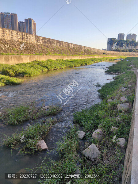 城市邊緣小溪流