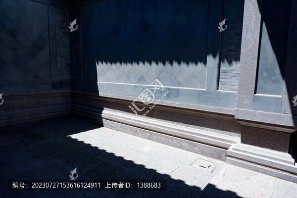 陽光灑在古建筑上