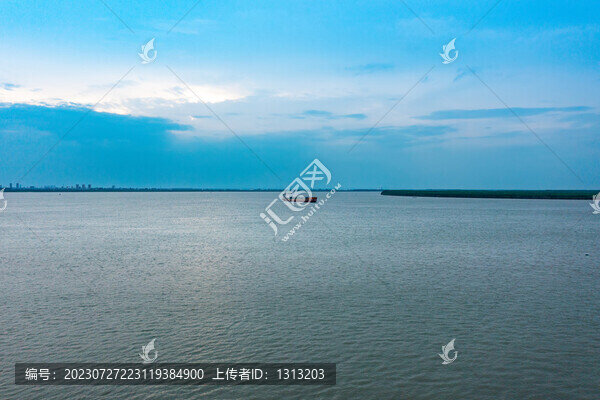 航拍長(zhǎng)江航道和洞庭湖