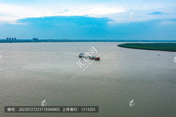 航拍長(zhǎng)江航道和洞庭湖