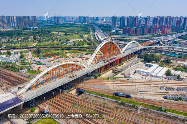 鄭州新建彩虹橋合龍跨鐵路橋梁