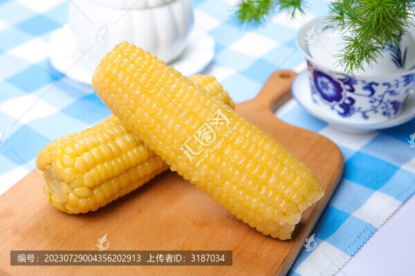 低脂的煮白玉米