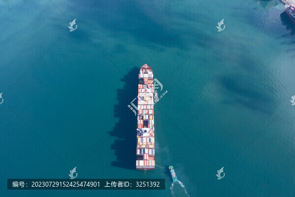 航行中的集裝箱船航拍
