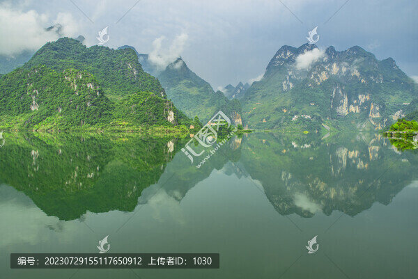 山水水面倒影