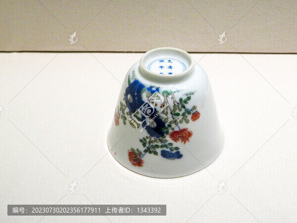 五彩十二月花卉圖題詩(shī)句杯