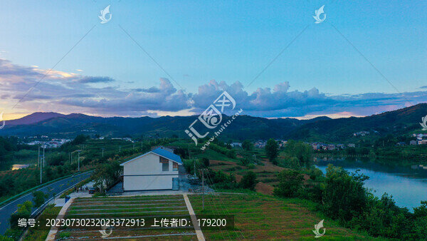 龍湖夏景