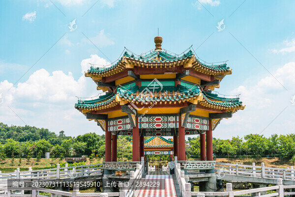 五龍亭中間的亭子