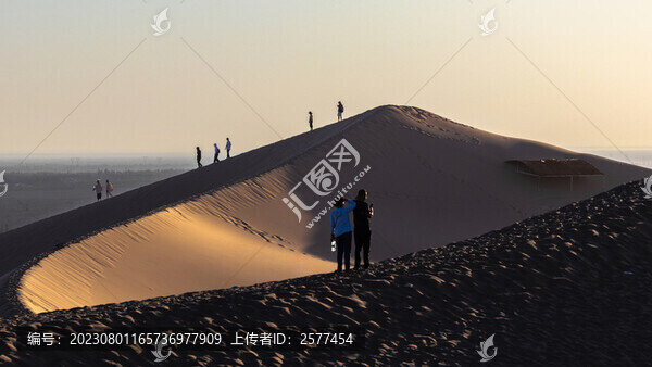 敦煌鳴沙山日出