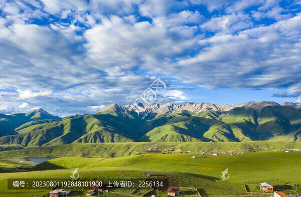 草原藍(lán)天白云雪山